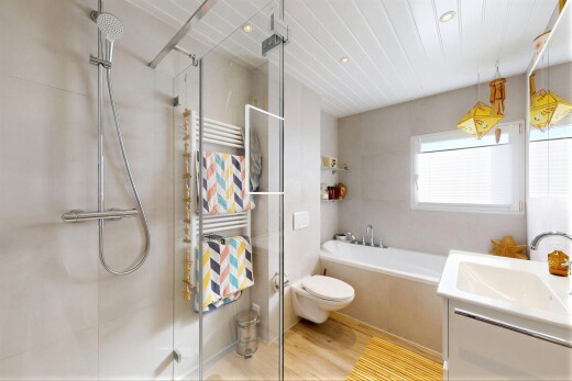 bad mit schminktisch, komplettes badezimmer, handtuchwärmer, inside property, und wood finish floor
