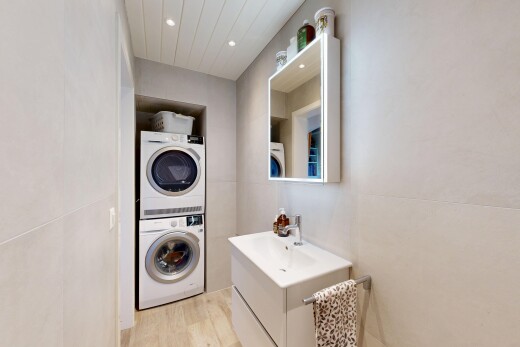 bad mit schminktisch, spiegel, inside property, holzfußboden, und wood finish floor