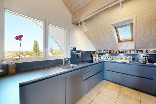 cuisine avec day time, inside property, évier, natural light, et lumière naturelle