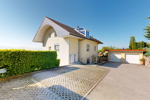außenansicht mit day time, außenansicht, stuckverkleidung, freistehende garage, und property visible