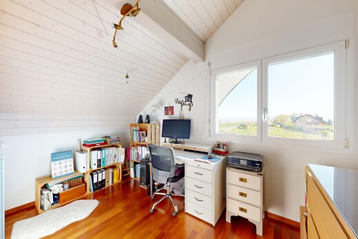 bureau avec pièce supplémentaire, vaulted ceiling, plafond voûté, beamed ceiling, et plafond à poutres