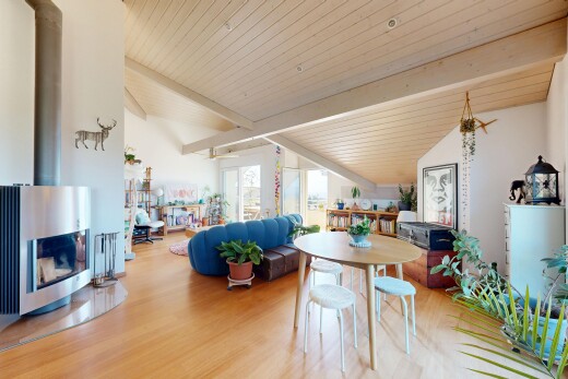 wohn- / esszimmer mit inside property, beamed ceiling, balkendecke, wood finish floor, und holzfußboden