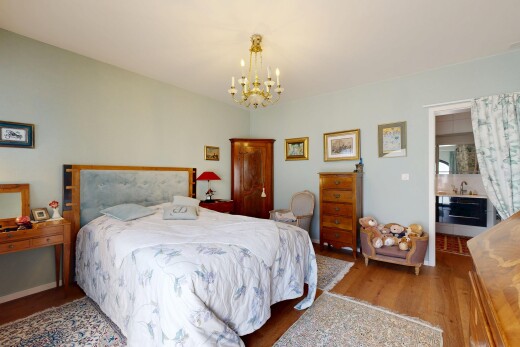 chambre avec wood finish floor, sol en finition bois, drywall, cloison sèche, et inside property