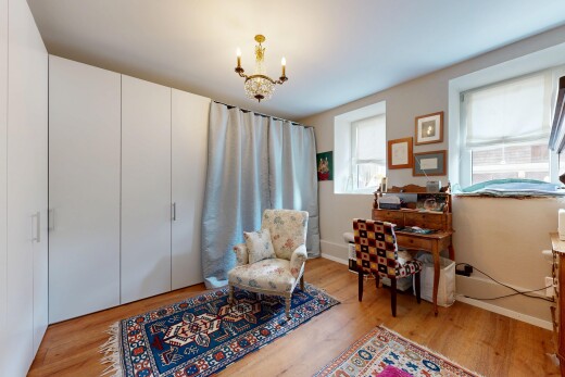 salon avec natural light, lumière naturelle, wood finish floor, sol en finition bois, et inside property