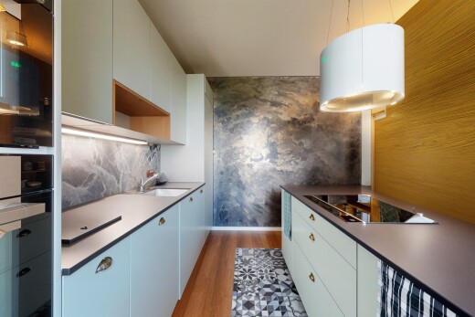 cuisine avec sol en finition bois, wood finish floor, plaque de cuisson, inside property, et évier