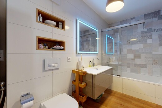 salle de bains avec salle de bain complète, douche-bain combinés, miroir, wood finish floor, et sol en finition bois