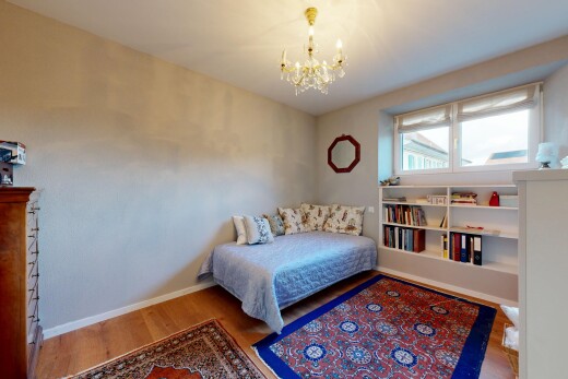 chambre avec natural light, lumière naturelle, baseboards wall, plinthes murales, et wood finish floor