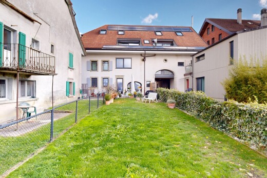 façade avec day time, pelouse, bardage en stuc, clôture, et balcon