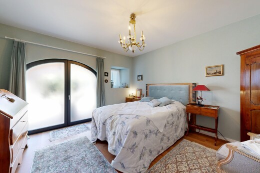 chambre avec natural light, lumière naturelle, inside property, accès à l'extérieur, et drywall