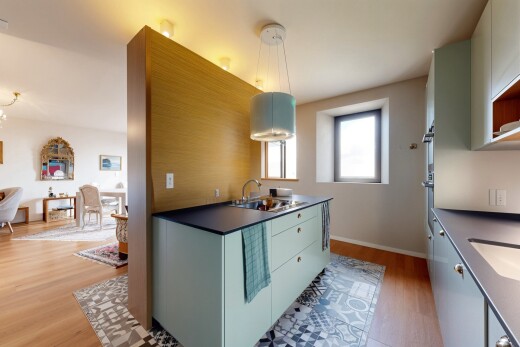 küche mit grüne schränke, wood finish floor, holzfußboden, arbeitsplatten, und drywall