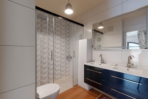 salle de bains avec salle de bain complète, double vasque, inside property, douche, et miroir