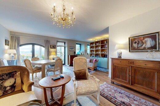 salon / salle à manger avec wood finish floor, sol en finition bois, natural light, lumière naturelle, et inside property