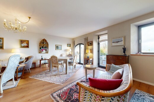 salon / salle à manger avec sol en finition bois, wood finish floor, lumière naturelle, natural light, et inside property