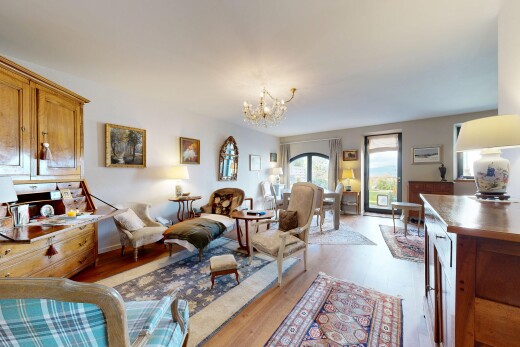 salon avec sol en finition bois, wood finish floor, lumière naturelle, natural light, et inside property