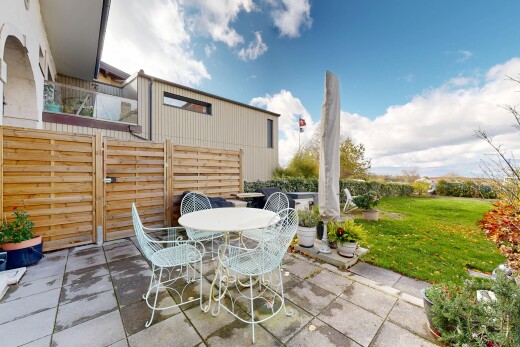 terrasse avec pelouse, day time, coin repas extérieur, terrasse, et clôture