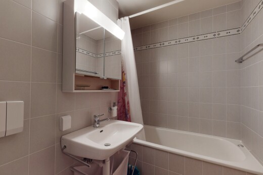 bad mit fliesenwand, tile wall, komplettes badezimmer, inside property, und spiegel