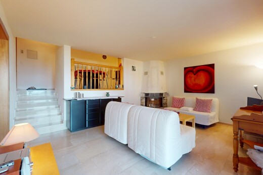 wohnzimmer mit treppen, gipskartonwand, drywall, und inside property