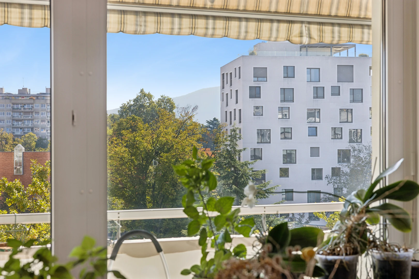 view of apartment building / complex