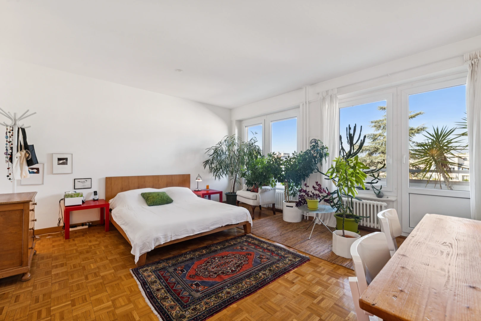 room / bedroom with parquet floors