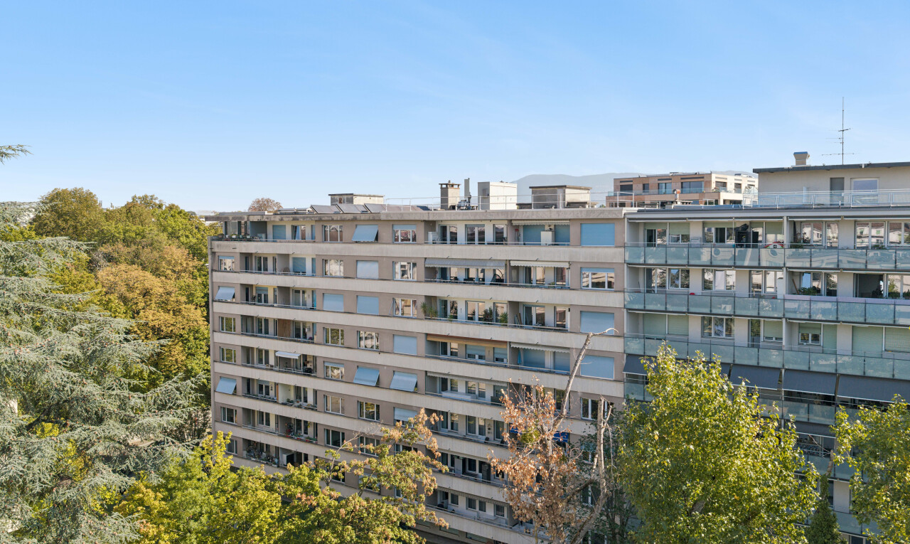 extérieur du bâtiment avec apartment complex view, vue sur le complexe d'appartements, et day time