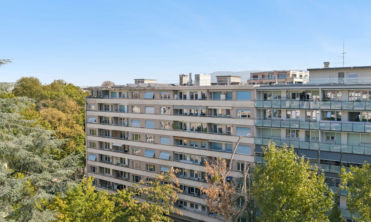 view of apartment building / complex