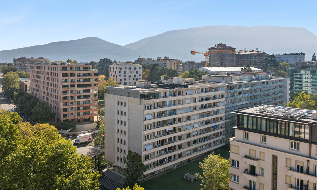 extérieur du bâtiment avec mountain view, vue sur la montagne, apartment complex view, vue sur le complexe d'appartements, et day time