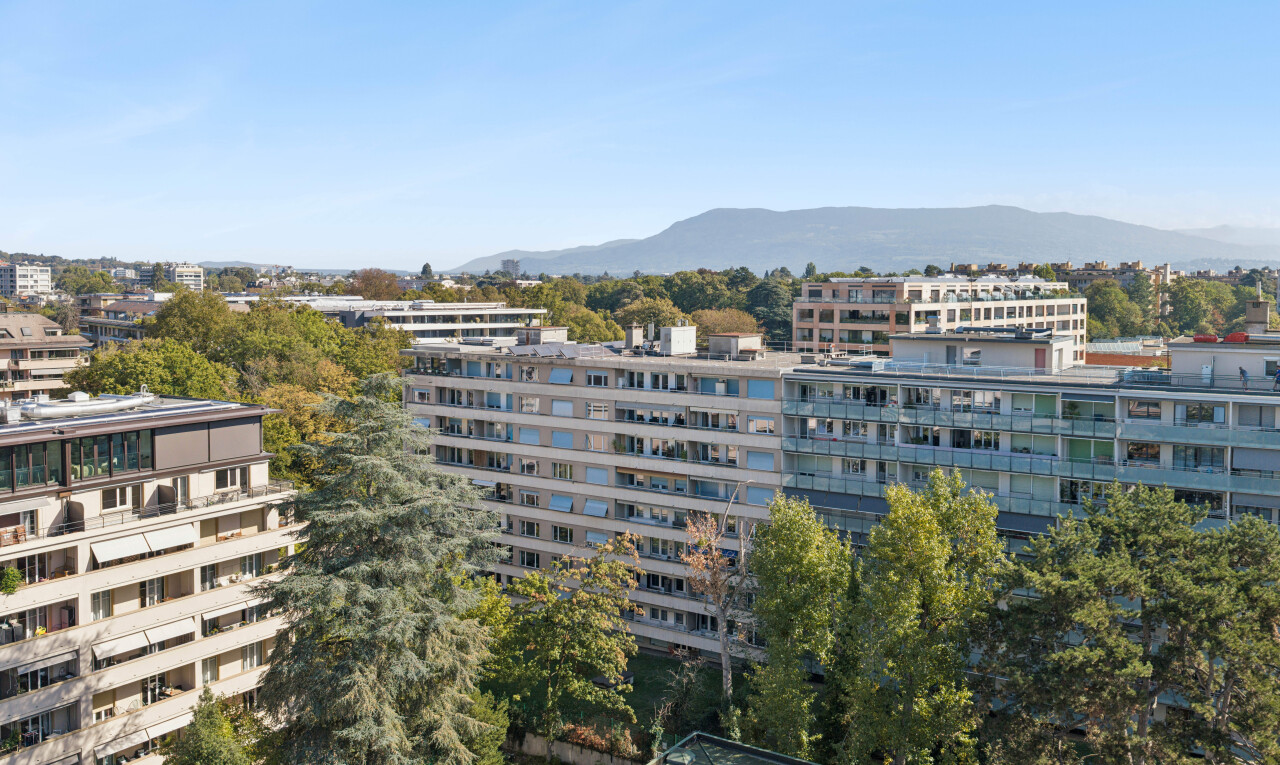extérieur du bâtiment avec apartment complex view, vue sur le complexe d'appartements, day time, mountain view, et vue sur la montagne
