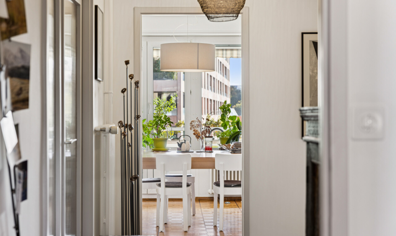 couloir avec inside property, wood finish floor, et sol en finition bois