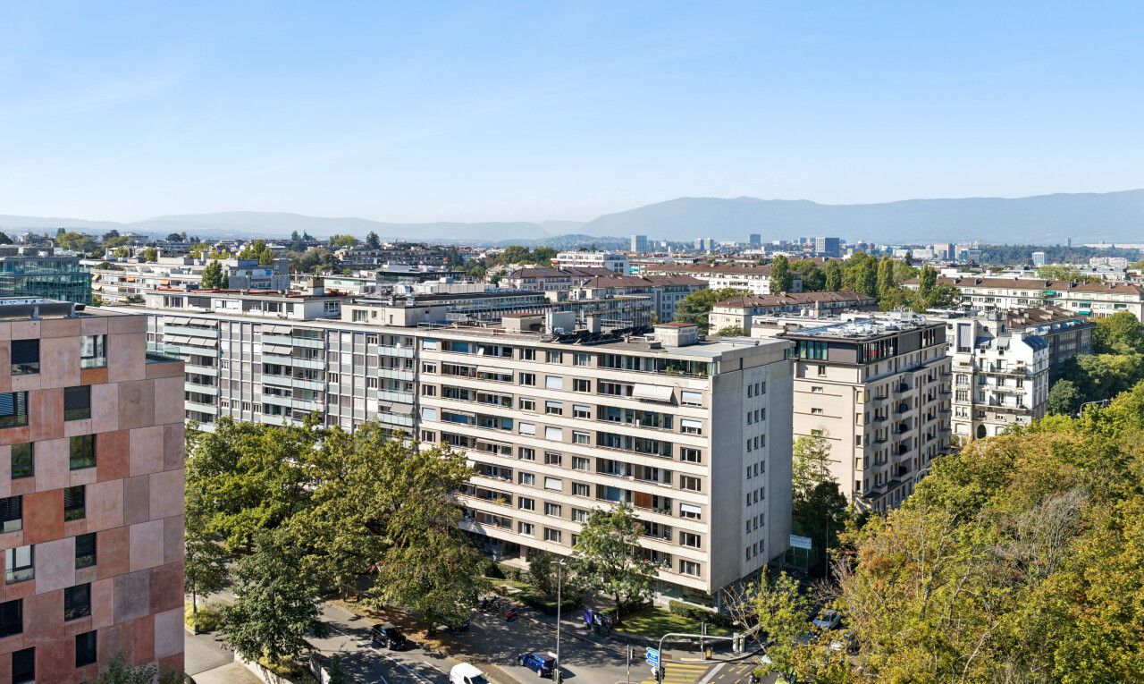 extérieur du bâtiment avec apartment complex view, vue sur le complexe d'appartements, day time, éclairage public, et mountain view