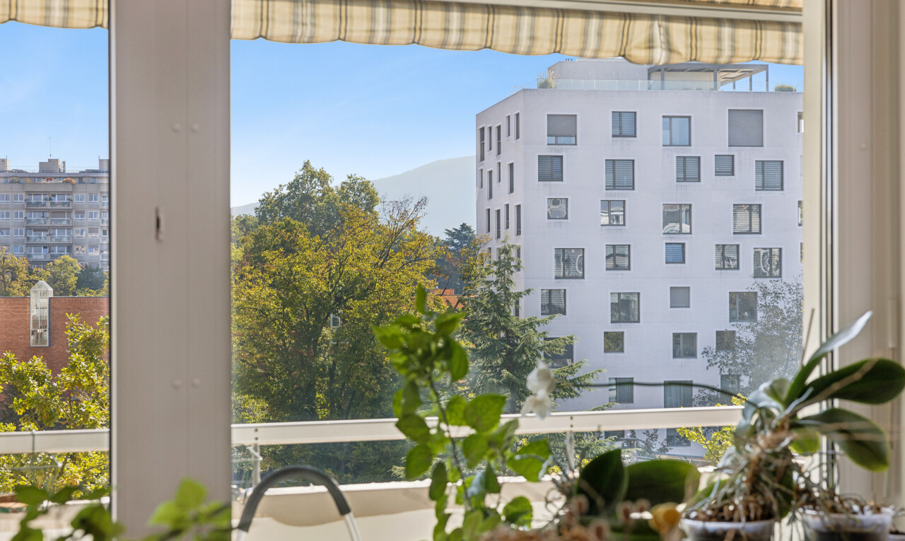 extérieur du bâtiment avec inside property, day time, apartment complex view, et vue sur le complexe d'appartements