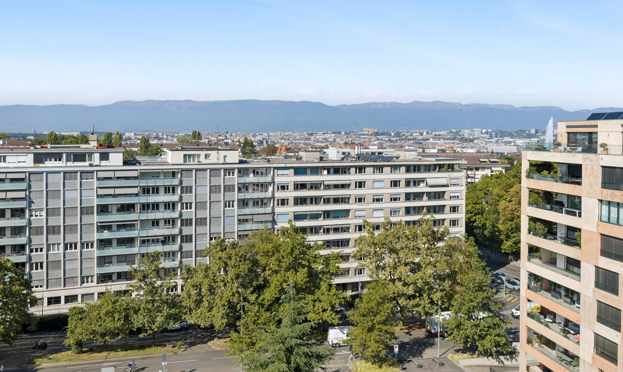 extérieur du bâtiment avec apartment complex view, vue sur le complexe d'appartements, day time, mountain view, et vue sur la montagne