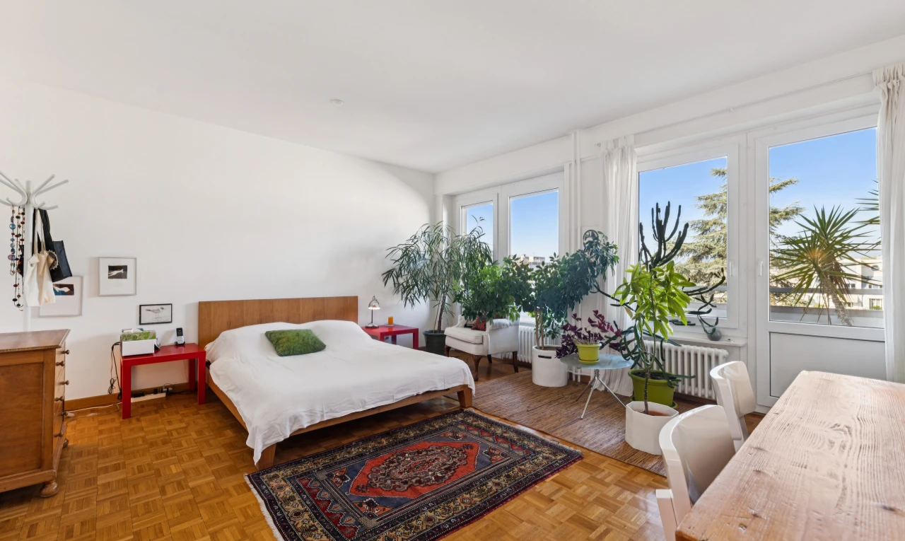 room / bedroom with parquet floors