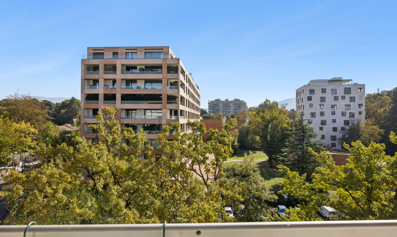 extérieur du bâtiment avec from property et day time