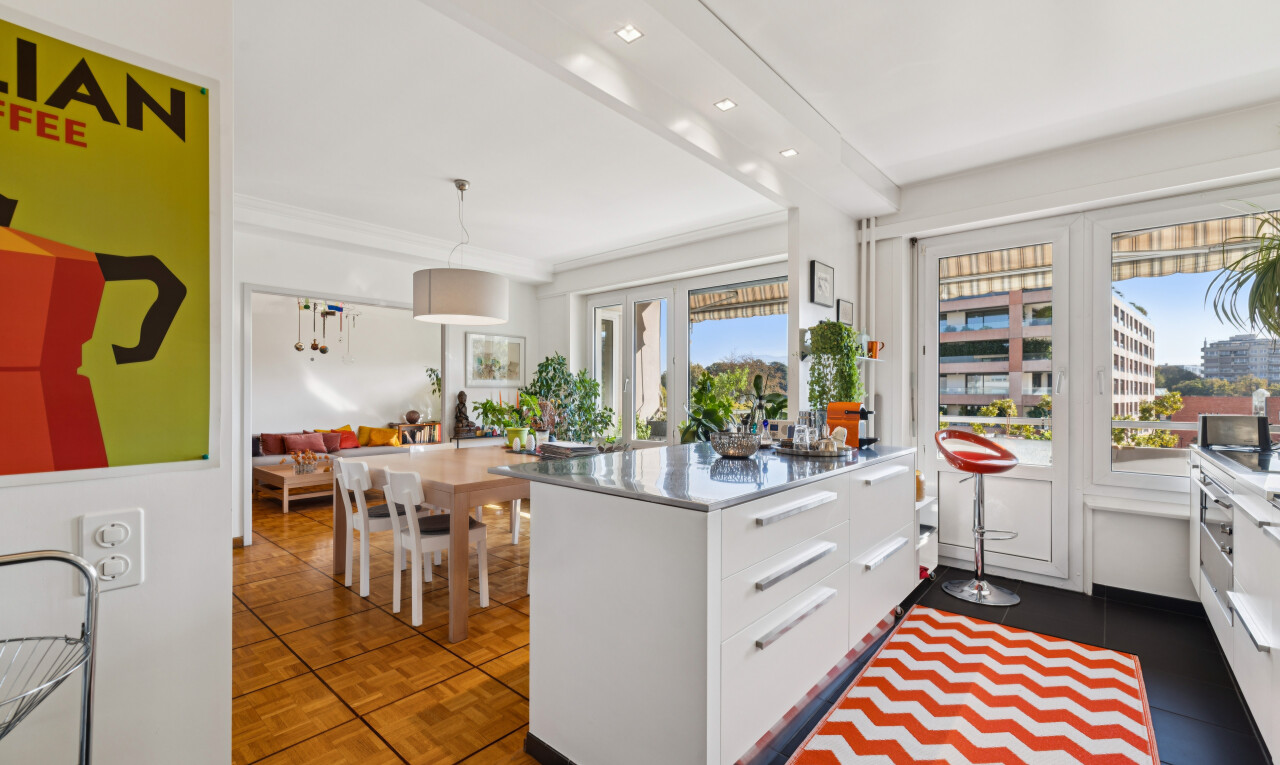 cuisine avec éclairage encastré, day time, white cabinets, armoires blanches, et flat panel cabinets