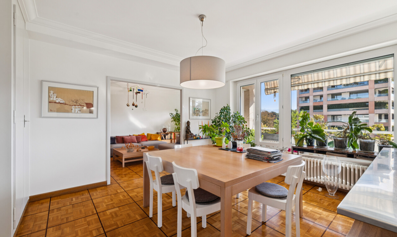 esszimmer mit pendelleuchte, inside property, drywall, gipskartonwand, und kühler