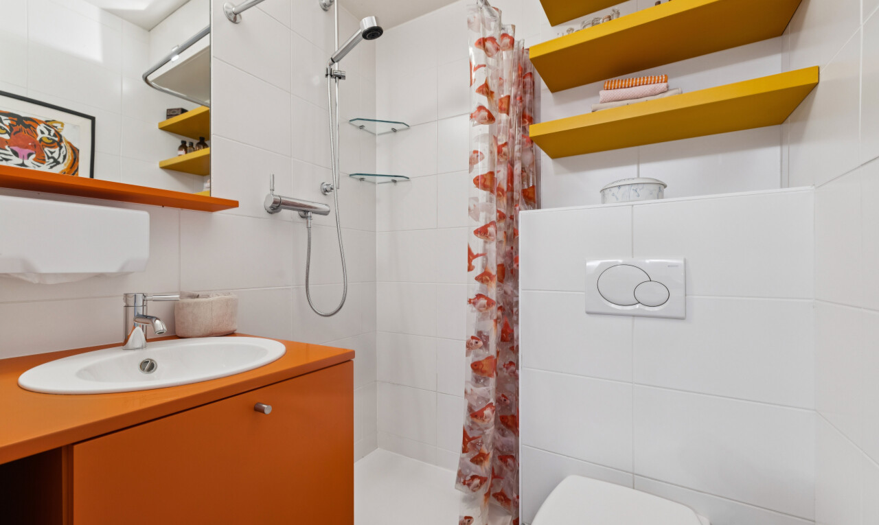 salle de bains avec salle de bain complète, miroir, évier, douche, et lavabo (ou coiffeuse selon le contexte)