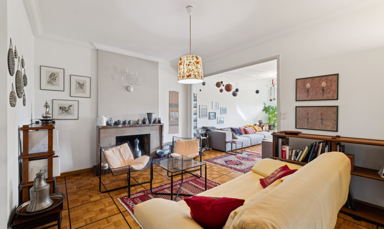 wohnzimmer mit gipskartonwand, drywall, pendelleuchte, holzfußboden, und wood finish floor