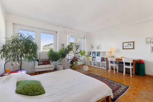 room / bedroom with a desk and parquet flooring