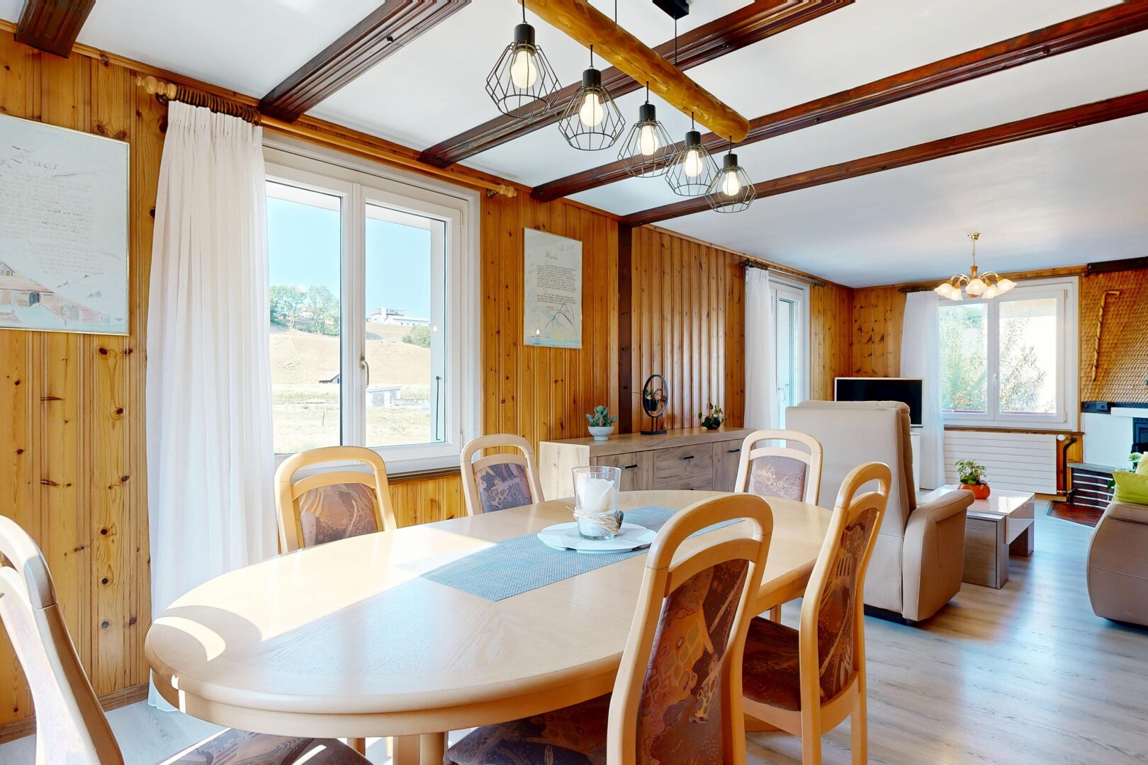 salle à manger avec plafond à poutres, beamed ceiling, dated wood wall, mur en bois, et wood wall