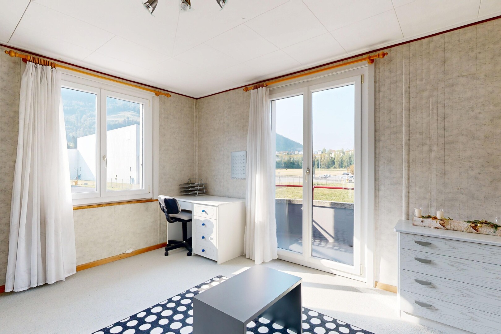 bureau avec plinthes murales, baseboards wall, light floor, et inside property