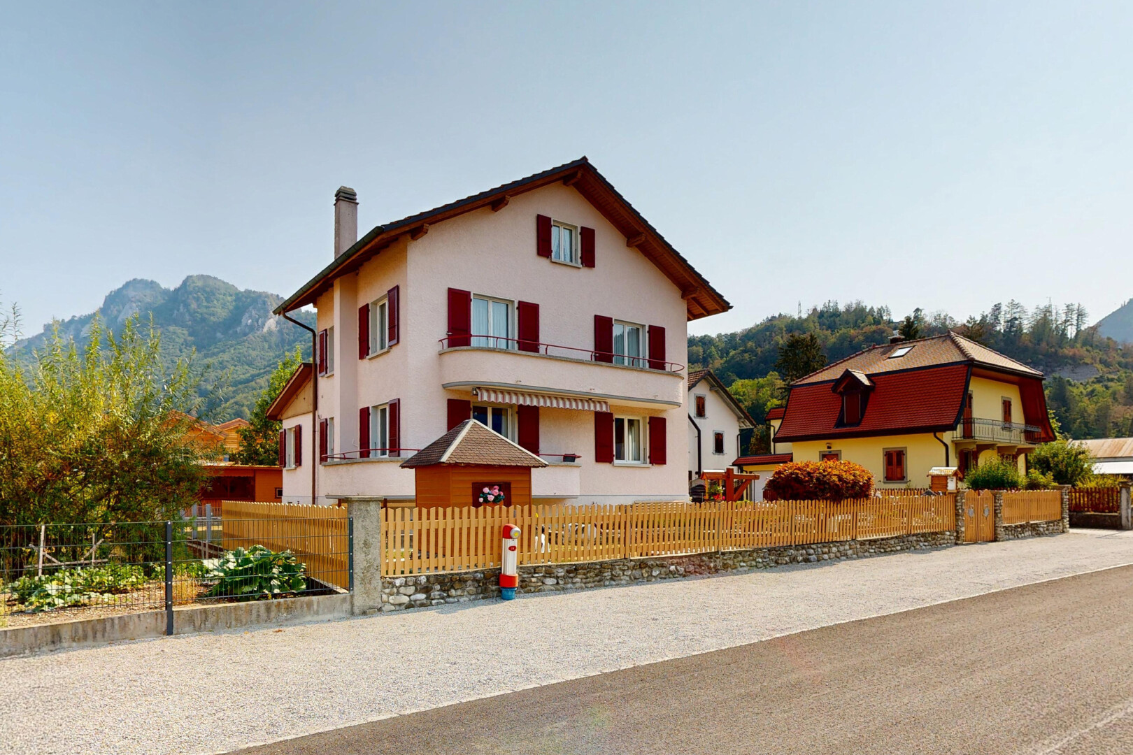 façade avec vue sur la montagne, mountain view, clôture, cheminée, et auvent