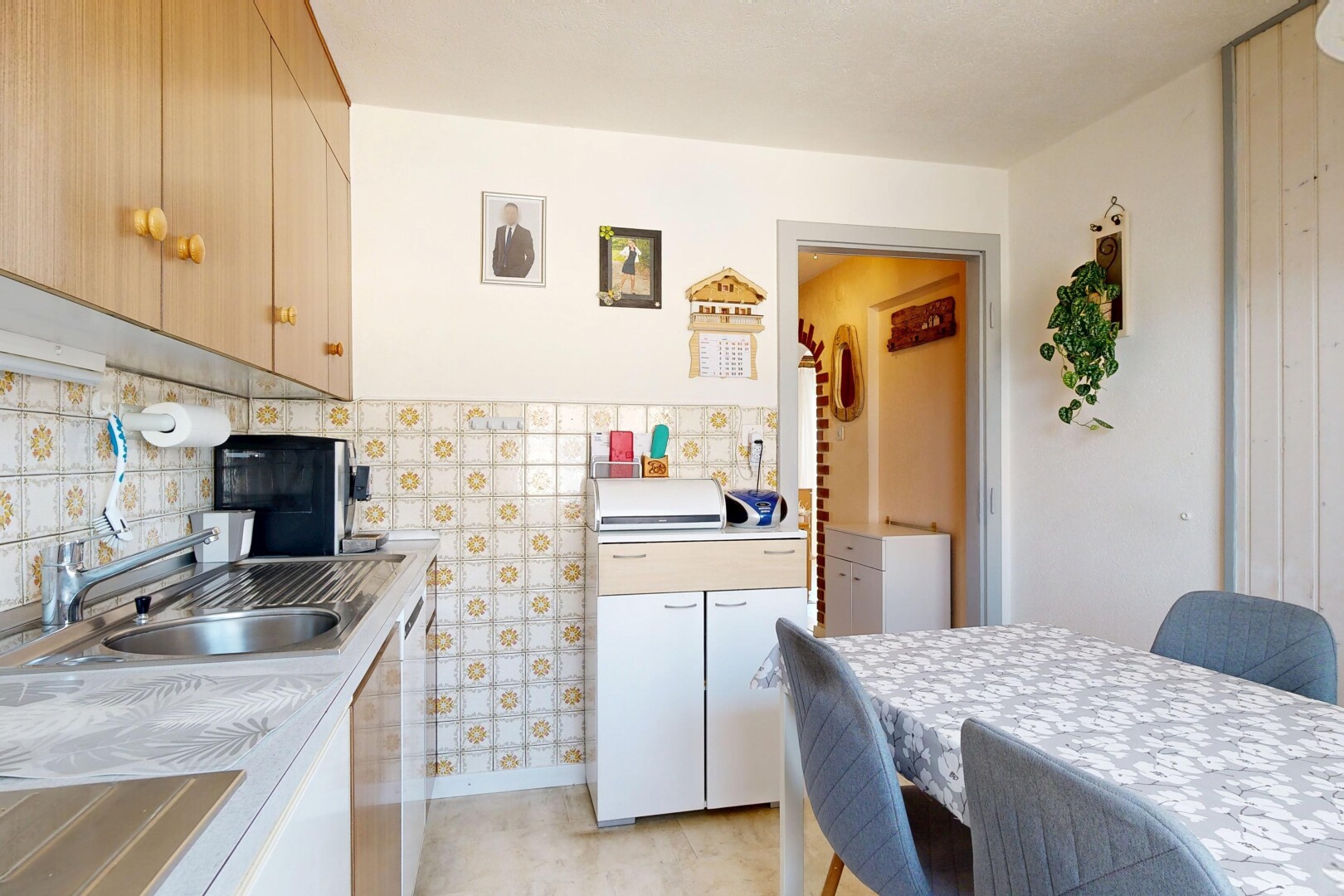 cuisine avec cloison sèche, drywall, light floor, light countertops, et plans de travail