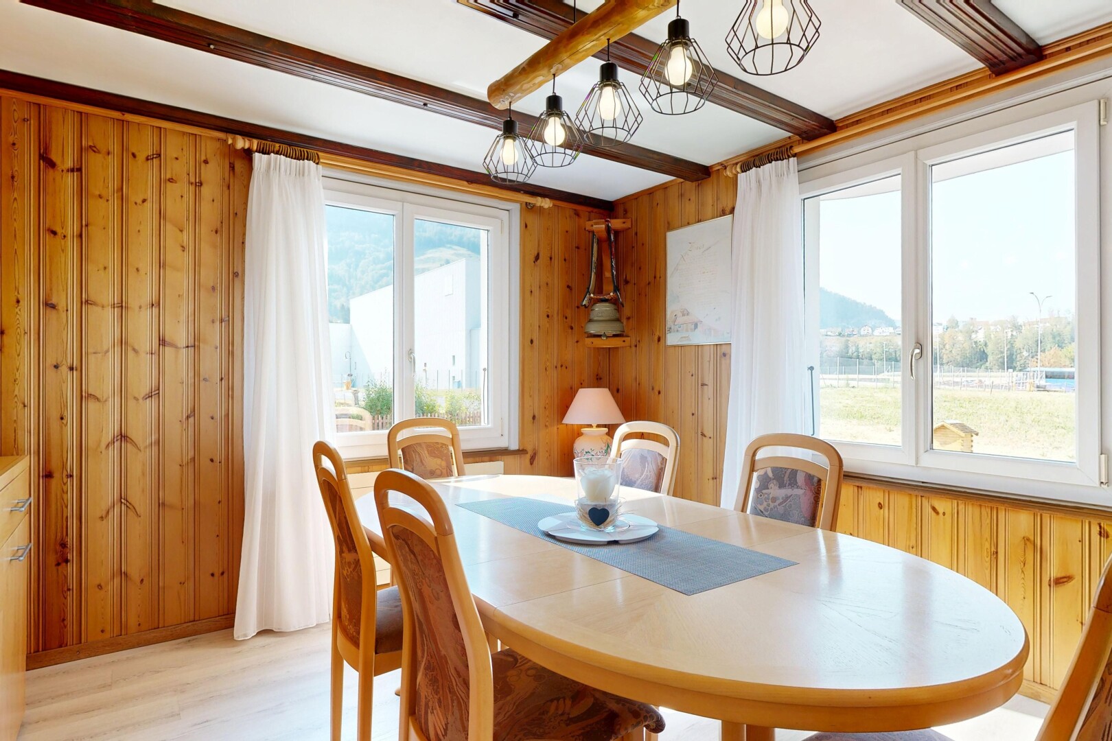 salle à manger avec plafond à poutres, beamed ceiling, dated wood wall, sol en finition bois, et wood finish floor