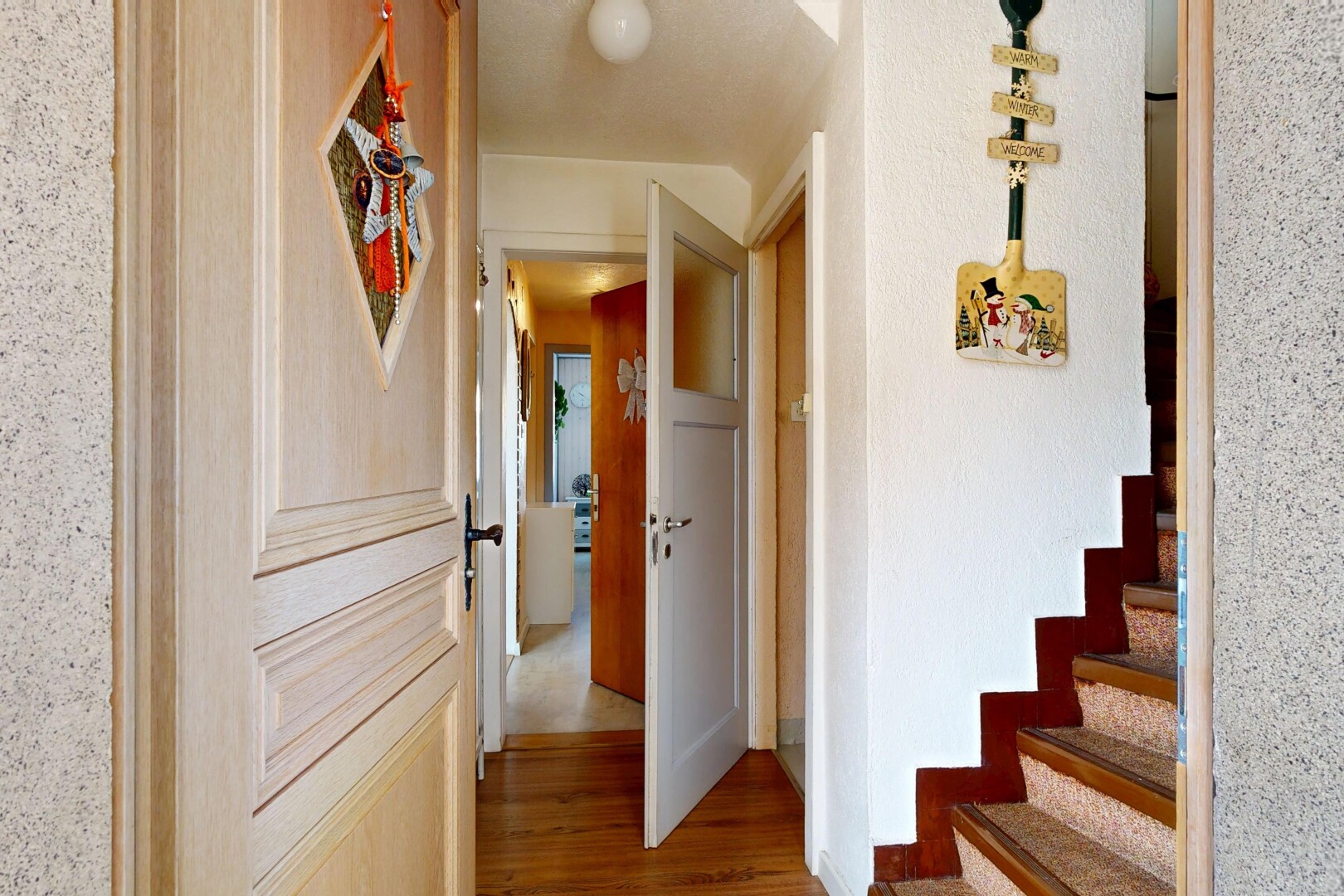 escaliers avec escaliers, inside property, carpet stairs, wood finish floor, et sol en finition bois