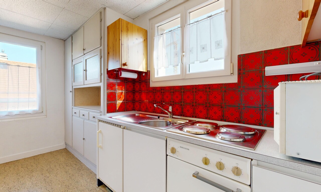 cuisine avec dosseret, backsplash, white cabinets, armoires blanches, et light floor
