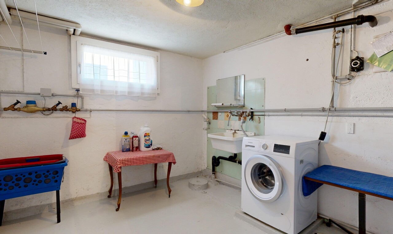 buanderie avec lave-linge et sèche-linge, lumière naturelle, sous-sol, inside property, et sol en béton