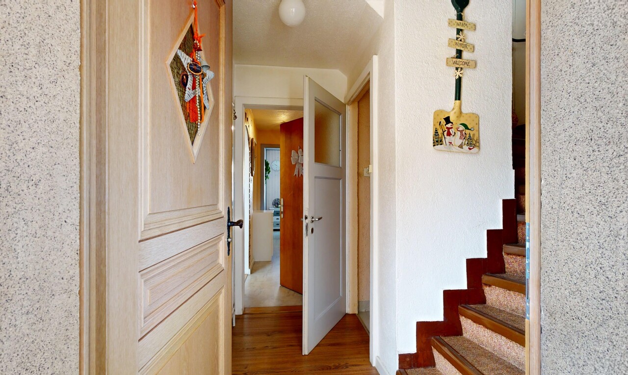 escaliers avec escaliers, inside property, carpet stairs, wood finish floor, et sol en finition bois