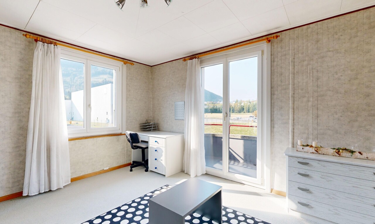 bureau avec plinthes murales, baseboards wall, light floor, et inside property