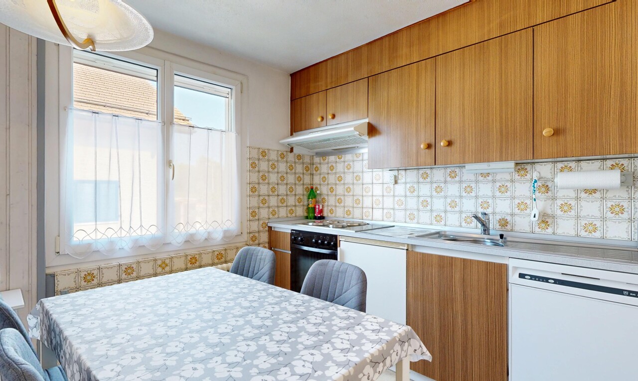 cuisine avec medium brown cabinets, armoires marron moyen, lave-vaisselle, hotte, et light countertops