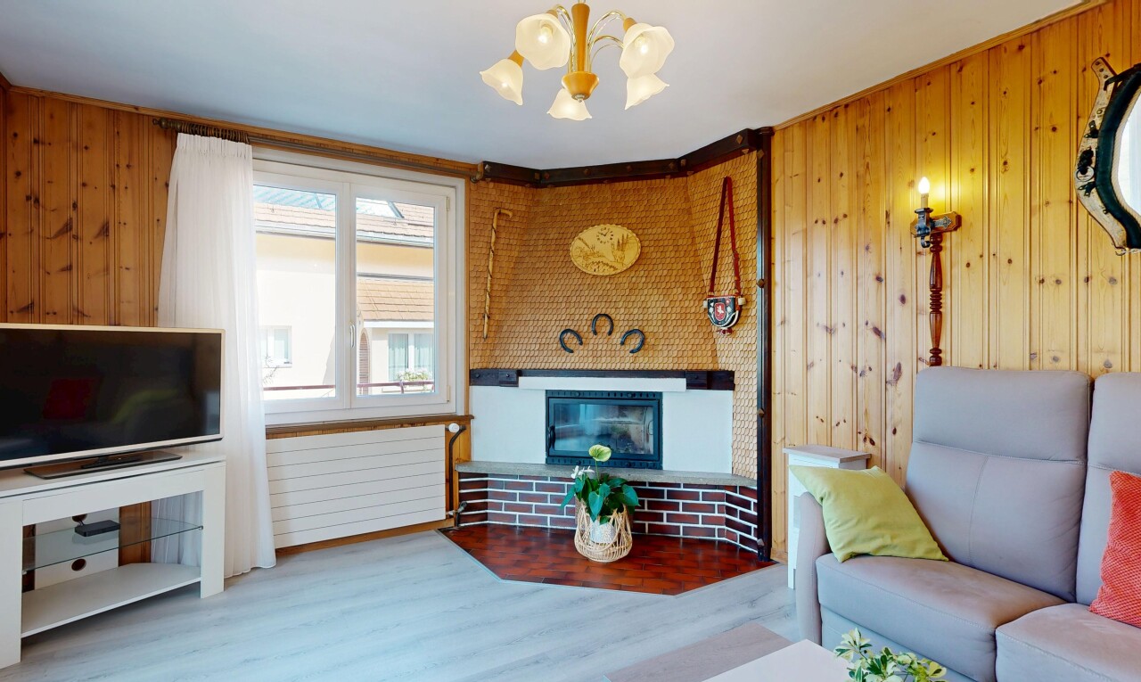 salon avec dated wood wall, mur en bois, wood wall, télévision, et cheminée